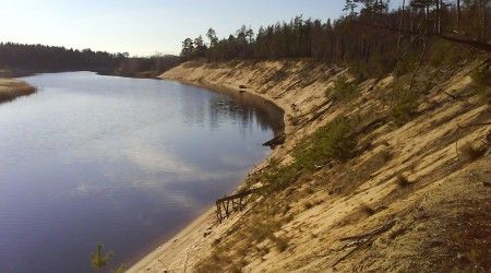 В России, в Ленинградской области, есть река под названием Россонь. Чем она примечательна?