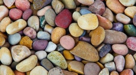 В какой естественный цвет не бывает окрашен камень сердолик?