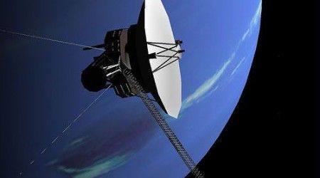 Какой космический аппарат исследовал с близкого расстояния спутник Урана — Миранду?