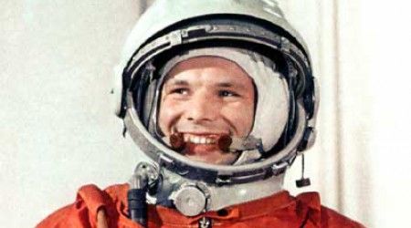Какое внеочередное воинское звание получил за свой полёт в космос Юрий Гагарин?