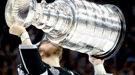Какая команда НХЛ с 2010 по 2015 завоевала три Кубка Стэнли?