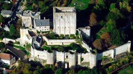 Как называлась главная башня средневекового замка, находившаяся внутри крепостных стен?