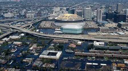 С какой проблемой столкнулись жители Нового Орлеана после массового осушения болот?