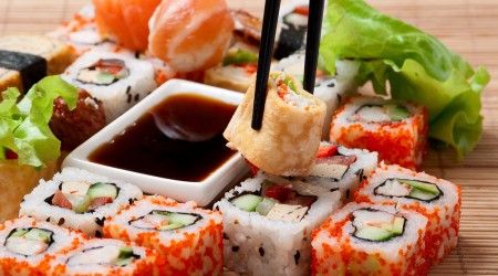 Блюдом какой кухни являются суши?