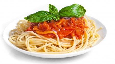 Какие столовые приборы традиционно подаются к спагетти?
