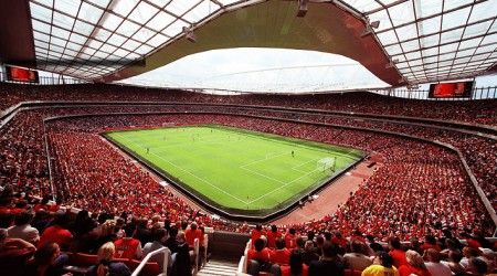 Как называется домашняя арена футбольного клуба «Арсенал» (Лондон)?