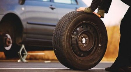 Чего лишено колесо-докатка, которое шофёры используют в экстренных случаях?