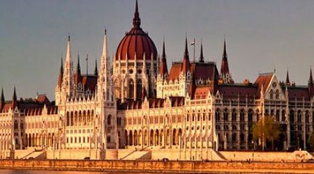 Каким архитектурным стилям соответствует Здание венгерского парламента?