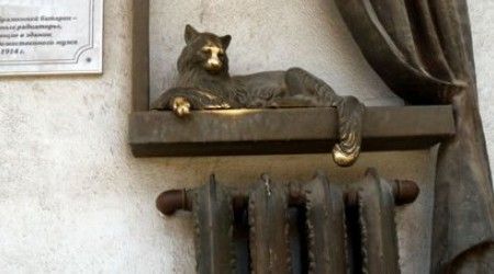 В каком городе можно встретить памятник радиатору отопления с сидящем на нем кошкой?