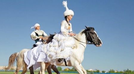 Как называется казахская национальная конная игра с поцелуями и камчой?