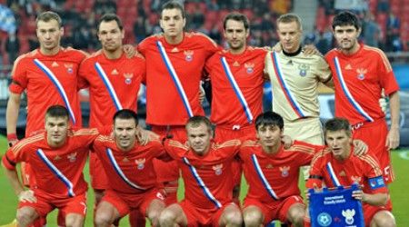 Что делает команда России по футболу перед началом международного матча?