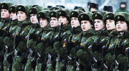 Какая форма приветствия является официально признанной в российской армии?