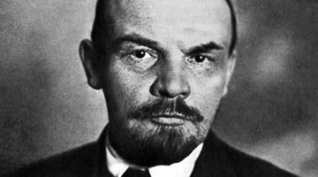 Чему посвящена работа Ленина «Шаг вперёд, два шага назад»?