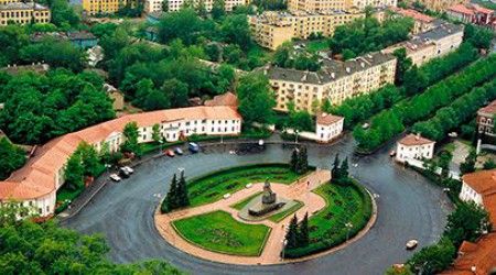 Какой памятник - подарок шведского города-побратима есть в Петрозаводске?