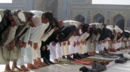 Как называется ежедневное пятикратное моление, совершаемое мусульманами? 