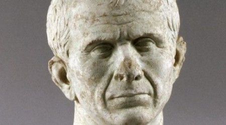 Бюст какого великого римского полководца и политического деятеля изображён фотографии?