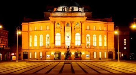 Какой композитор поставил в гамбургском оперном театре свою первую оперу?