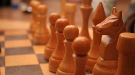 Какому финальному матчу за чемпионскую корону по шахматам В.Высоцкий посвятил песню: "Только прилетели сразу сели, фишки все заранее стоят..."?