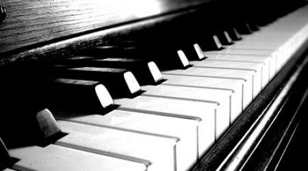К какому виду клавишных музыкальных инструментов относится фортепиано?
