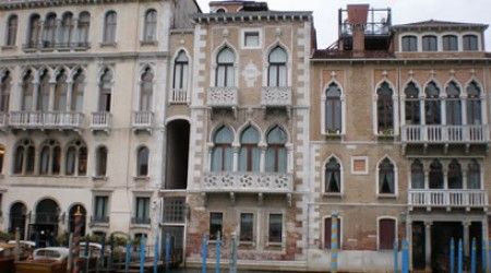 Какая героиня, как уверяют венецианцы, жила во дворце Контарини-Фазан?
