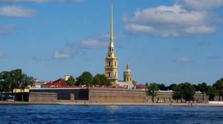 Кто или что украшает верхушку шпиля Петропавловского собора в Петербурге?