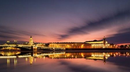 В какой цвет сейчас окрашен Зимний дворец Санкт-Петербурга?