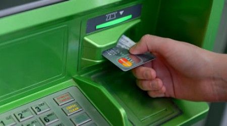 Что запрашивает банкомат у владельца банковской карты?