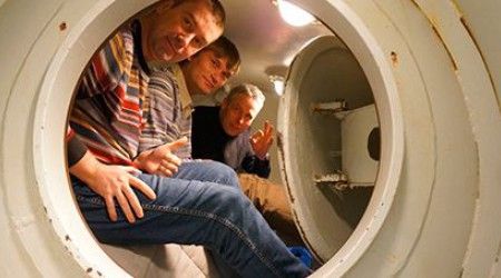 Как называется установка, которая применяется для тренировки и космонавтов, и подводников, а также в медицине при лечении некоторых заболеваний?