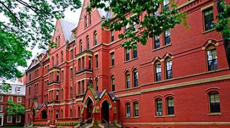 На территории какого города находится знаменитый Гарвардский Университет?
