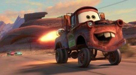 Какого цвета был гоночный автомобиль NASCAR по имени Молния Маккуин из мультфильма «Тачки»?
