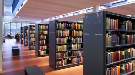 Какое литературное произведение занимает первое место в списке "100 лучших романов Новейшей библиотеки" по версии влиятельного издательства Modern Library?
