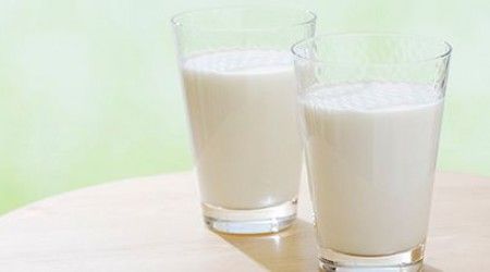 В течение какого времени свежее парное молоко содержит большое количество гормонов эстрогенов, вредных для мужского организма?