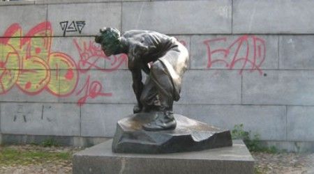 Что, если верить названию скульптуры Ивана Шадра, является оружием пролетариата?