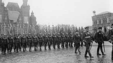 Кто принимал парад Победы на Красной площади в 1945 году?