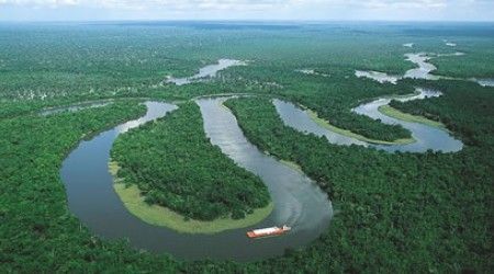 Какая единственная река в мире дважды пересекает экватор? 