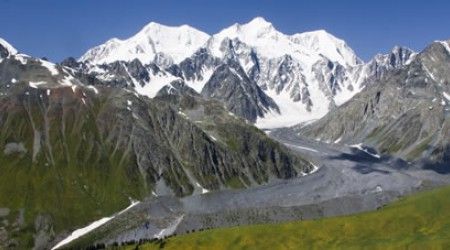 В какой горной системе находится гора Белуха?