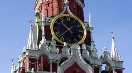 Откуда были привезены часы, установленные на Спасской башне Московского Кремля в начале 18 века?