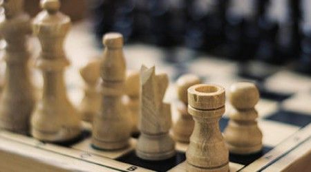 Какая шахматная фигура ходит только вперёд?