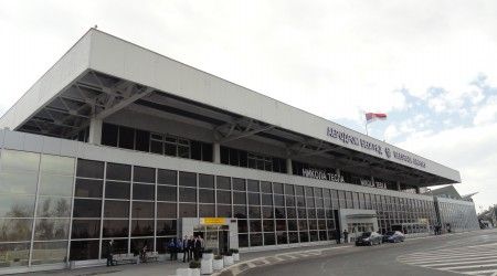 В каком городе находится международный аэропорт «Никола Тесла»?