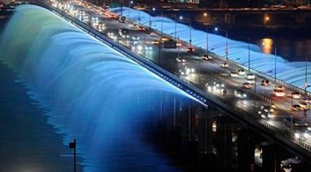Как называется самый длинный фонтан в мире, идущий от моста?