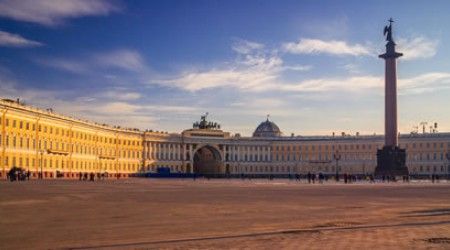 Сколько коней запряжено в колесницу, украшающую арку Главного штаба на Дворцовой площади Петербурга?