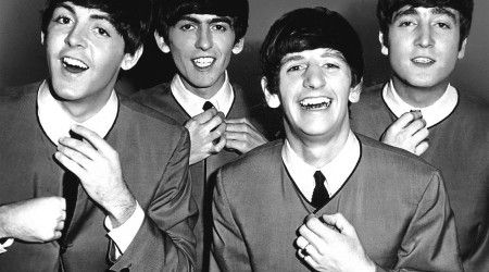 О каком члене группы The Beatles существовала легенда о том, что он погиб в автокатастрофе, и с тех пор вместо него играл его двойник?