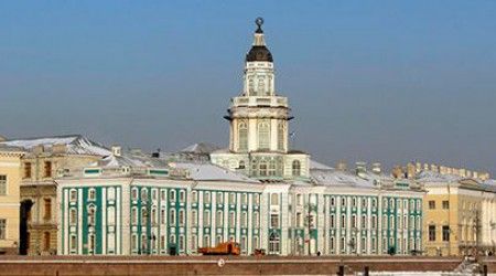 В каком стиле было выстроено архитектурное здание Кунсткамеры в Санкт-Петербурге?