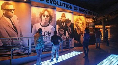 В каком городе США находится главный Зал и музей славы рок-н-ролла?