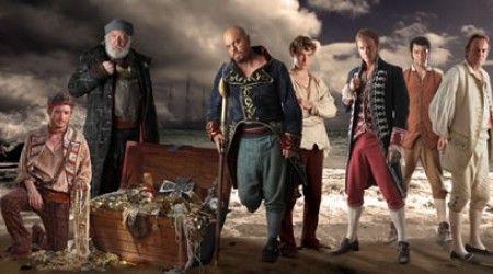 Что в романе Стивенсона «Остров сокровищ» пираты вручали своему «коллеге», выражая ему недоверие?