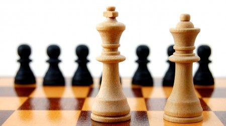Какая шахматная фигура ходит на любое число полей по вертикали, горизонтали или диагонали?