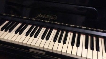 Звучание какого инструмента имитировало советское пианино «Аккорд» при нажатии на среднюю педаль?