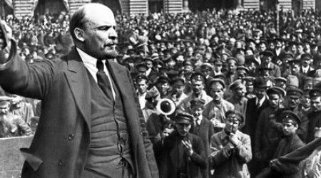 Что послужило трибуной Ленину во время выступления на площади у Финляндского вокзала?