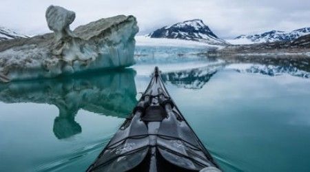 Как называется небольшая эскимосская лодка из дерева или кости, обтянутая кожей морских животных?