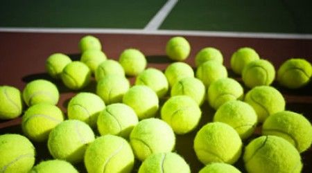 Мячи какого типа, согласно международным правилам теннисной федерации, не используются в игре?